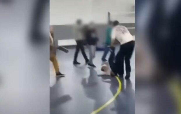 "На глазах у учителя": школьника уронили головой об пол на Киевщине, педагог бездействовал