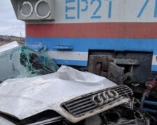 НП на залізниці: людей вирізають з понівеченого авто, кадри страшної аварії