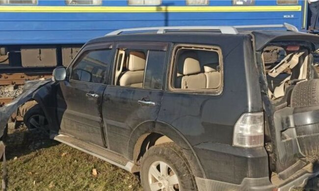 Пассажирский поезд протаранил авто, кадры: за рулем находилась женщина