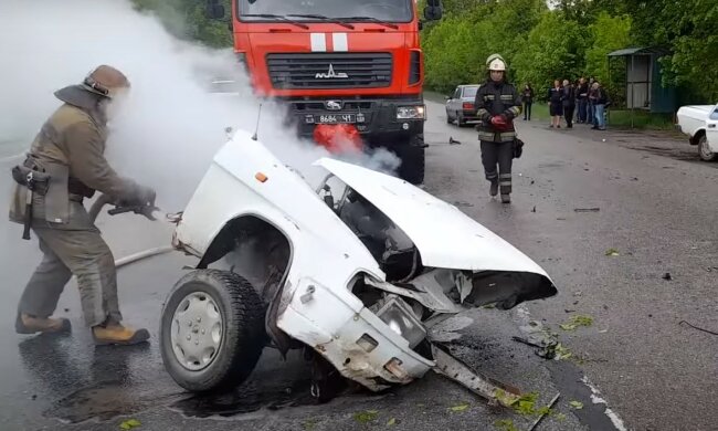 Под Харьковом авто разорвало на части, жуткие кадры: "в результате столкновения..."