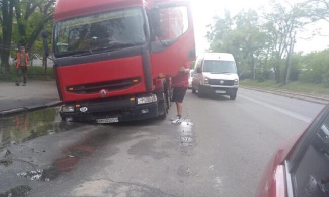 Фура ушла под землю вместе с асфальтом в Киеве: фото ЧП