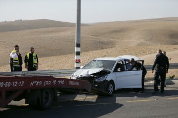 палестинец протаранил на авто израильских солдат