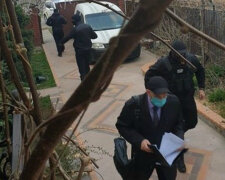Люди в масках увірвалися в будинок відомого міністра, перші фото: «звинувачував Зеленського у зломі держави»