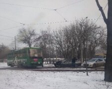 В Одессе иномарка "зашла" в трамвай и смела вагон с рельсов: кадры происходящего