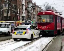 В Днепре полицейские протаранили трамвай: видео с места