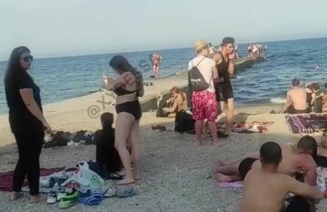Одессит незаметно остался без плавок на пляже, видео: "Скажите ему кто-нибудь"