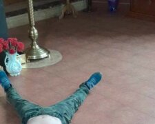 "Бес вселился": полураздетый украинец устроил дебош в храме, кадры с места