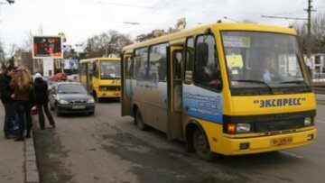 "Не стерпів зухвалості": в Одесі маршрутник жорстко провчив чоловіка на зупинці, кадри