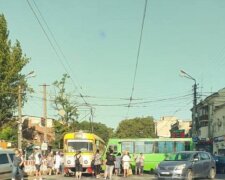 В Одессе маршрутка с людьми протаранила трамвай, кадры аварии: водителю стало плохо за рулем
