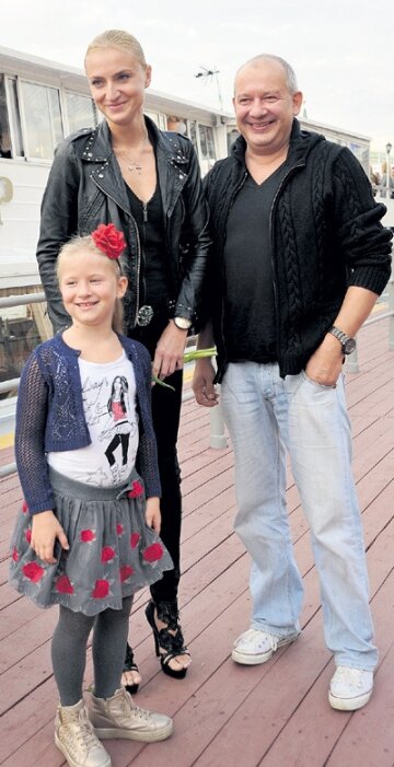Дмитрий Марьянов с Ксенией Бик и дочкой 