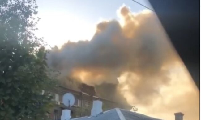 Пожежа охопила багатоквартирний житловий будинок у Харкові, дим видно з центру: лякаючі кадри НП