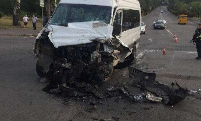 Масштабное ДТП с маршруткой и грузовиком в Кривом Роге, много пострадавших: появились кадры с места