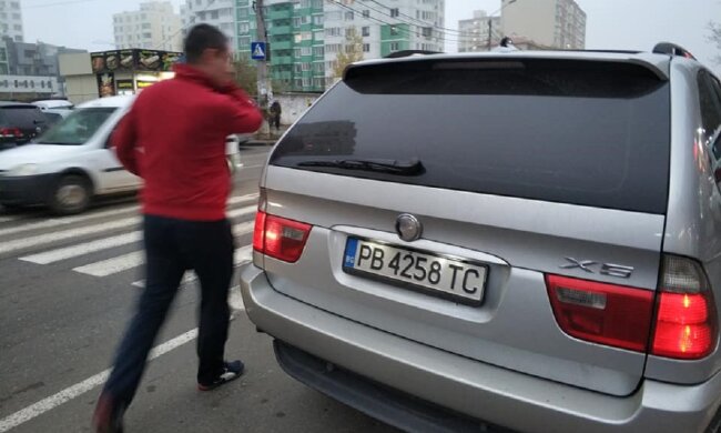 В Одесі автохам прославився після паркування свого БМВ, люди обурюються: "взяти биту і відрехтувати"