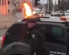 Чоловік облив себе пальним і спалахнув полум'ям посеред перехрестя: відео від очевидців