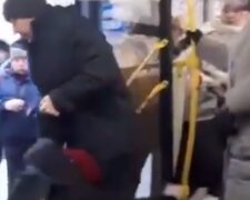 "Куди ви суєтеся?": пенсіонерку в РФ силою викинули з автобуса за критику армії, відео