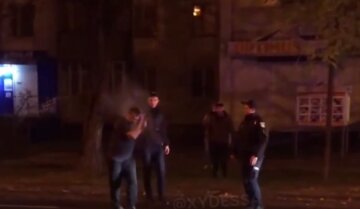 Жорстке затримання чоловіка зняли на відео в Одесі: "забризкали в очі сльозогінний газ"