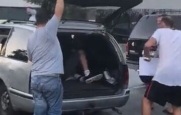 "В авто не виявилося дитячого крісла": таксист посадив дитину в багажник, кадри