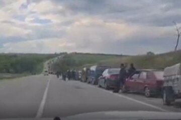 Ні додому, ні виїхати: у Запорізькій області окупанти заблокували тисячу машин з сім'ями і дітьми