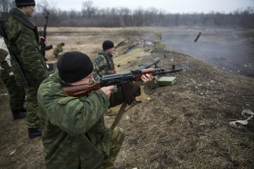 Volunteers of the separatist self-proclaimed Donetsk People’s Republican guard fire their weap