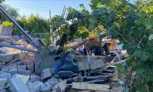 Оккупанты снова ударили по жилым кварталам Днепропетровщины, кадры разрушений: что известно о пострадавших