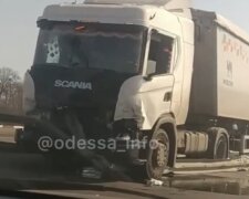 Разрушительное ДТП на трассе Киев-Одесса, последствия аварии: "грузовик напоролся на..."