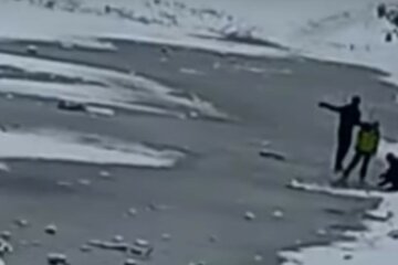 В Харькове дети устроили опасные развлечения на тонком льду: родители вряд ли знают, фото