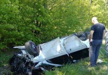 "Дівчинка загинула на місці": авто з дітьми вилетіло з траси, деталі трагедії на Буковині