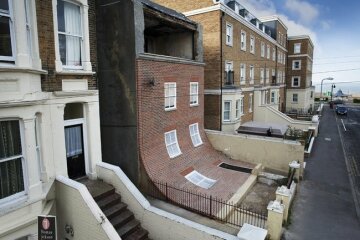 Фотографии самых маразматических строительных ляпов: «псевдоэскалатор и розетки в мойке»