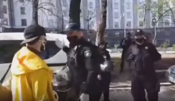 Поліція напала на журналістів під Кабміном, з'явилося відео: "Або прибираєш, або я зламаю"