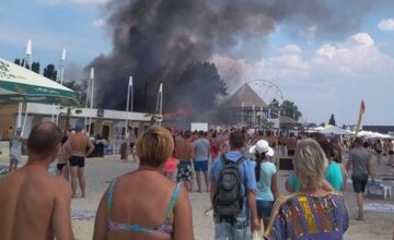 Взрыв прогремел на курорте под Одессой, набережную окутал черный дым: кадры с места ЧП