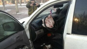 На Донбассе взорвался автомобиль одного из главарей "ДНР", кадры: "отвозил дочь в школу"