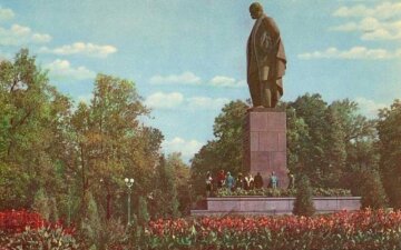 195егоды.ПамятникТарасуШевченкопередКиевскимгосударственнымуниверситетомегоимени (1)