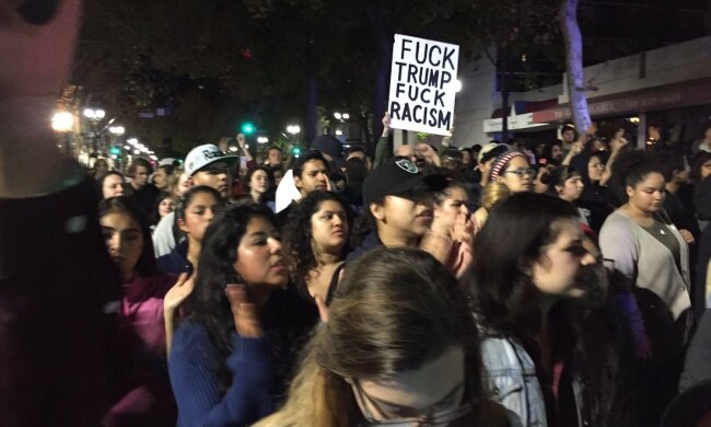 amerikancy-ustroili-svoy-maydan-protiv-pobedy-trampa-foto-video2