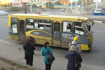 У Києві зняли "універсального" маршрутника за кермом: "одним оком на дорогу, іншим - на футбол"