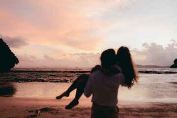 закат, море, влюбленная пара