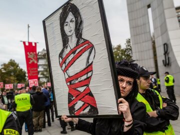 Проти заборони абортів у Польщі протестують шість мільйонів жінок (фото)