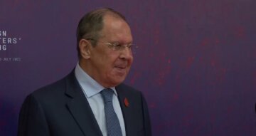 "Когда вы остановите войну?": Лавров стал изгоем на саммите G20, не хотят даже фотографироваться
