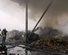 Под Киевом загорелось предприятие: масштабный пожар тушат десятки спасателей, фото