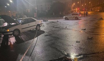 в Киеве водитель сбил двух мотоциклистов