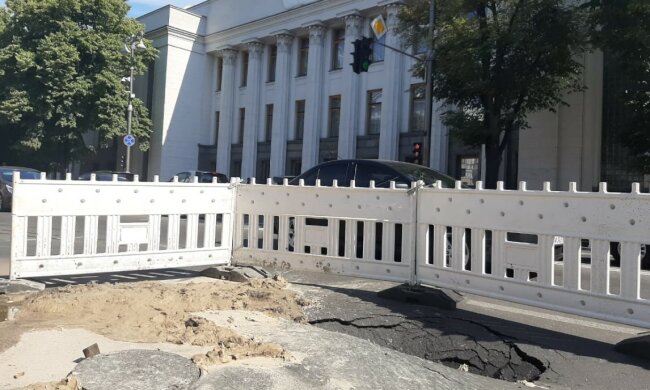 "Лівіше треба було": асфальт пішов під землю біля будівлі Верховної Ради, перші кадри