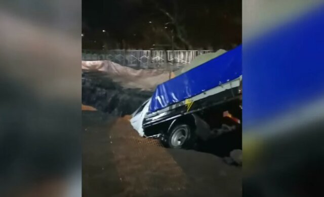В Харькове грузовик упал в "пропасть" на дороге, кадры ЧП: "вероятно, не заметил...."