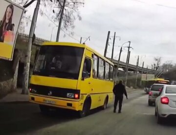 Відкинуло, як кеглю: молодий хлопець у навушниках потрапив під маршрутку в Одесі, відео