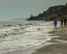 Тіло людини виявили на пляжі в Одесі, кадри: прибило хвилями до берега