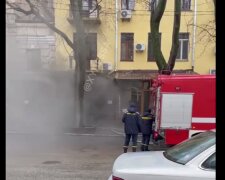 Пожежа охопила салон краси в центрі Одеси, чорний дим виривався назовні: відео НП