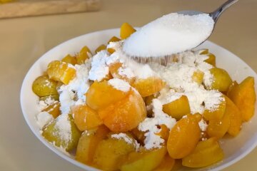 Швидкий рецепт пирога з абрикосами без міксера: пухкий і смачний 