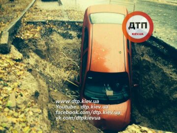 Машина провалилась в огромную яму на киевской дороге (фото, видео)