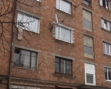 "Був у кімнаті один": 10-річний українець випав з вікна багатоповерхівки, що відомо про малюка