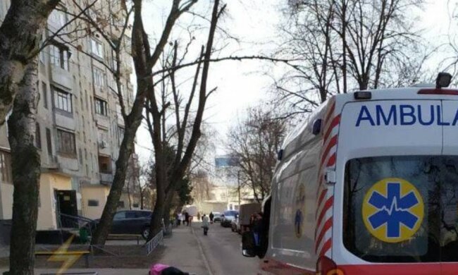 "Травми несумісні з життям": у Харкові чоловік випав з 12-го поверху, фото трагедії