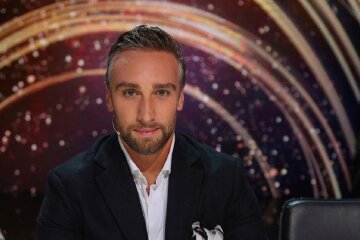Поседевший "Холостяк" Иракли Макацария поиграл бицепсами и показал, чем покоряет женщин: "Супермен"