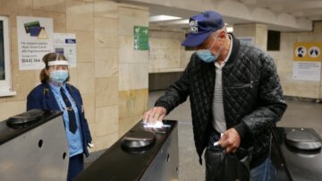 В метро Киева объявили новые ограничения: кого не пустят на станцию